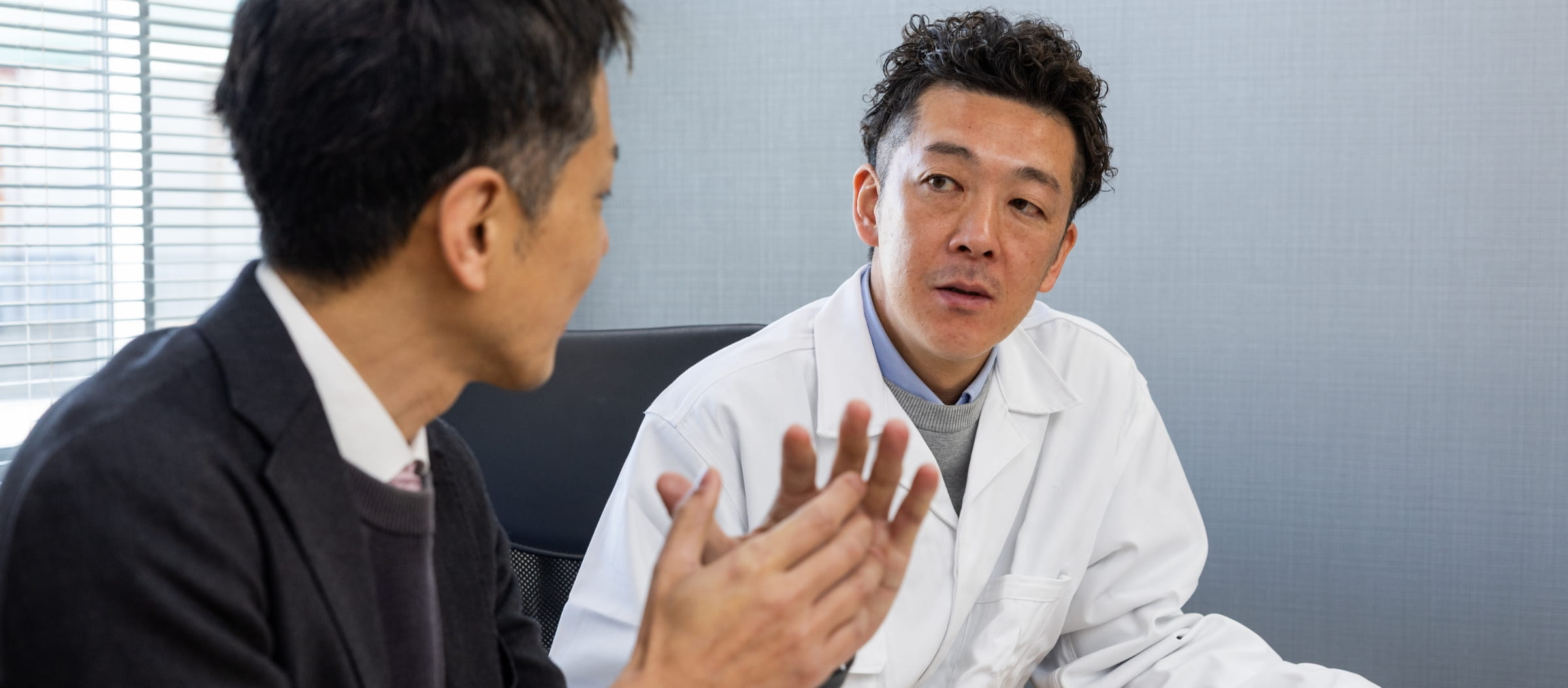 話し合う社員の様子