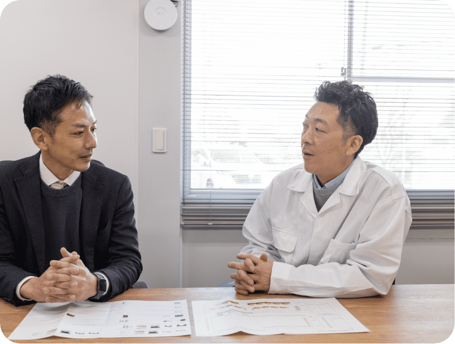 話し合う社員