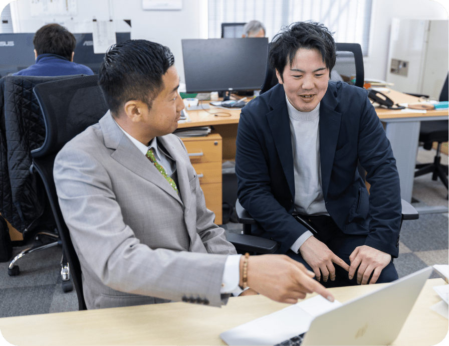 話し合う社員