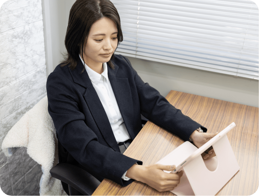 タブレットを見る女性社員