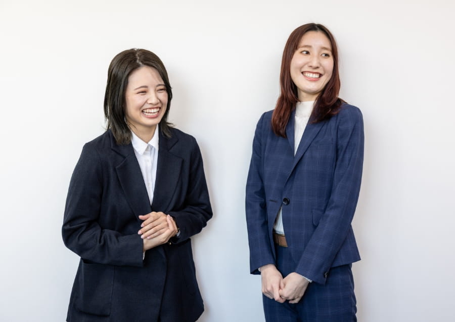 笑う女性社員